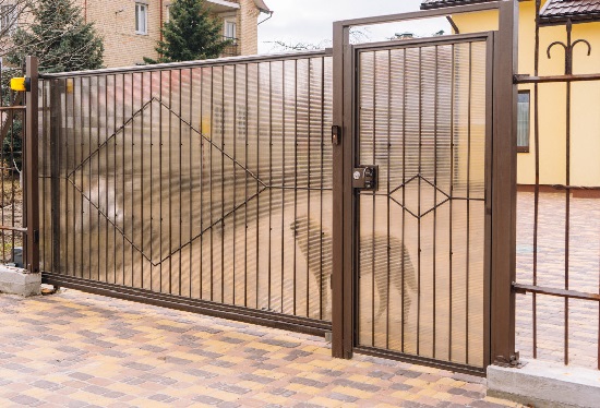 Купить ворота из профлиста с элементами ковки, с металлическими столбами в рамке или под дерево в Анжеро-Судженске от 156360 руб