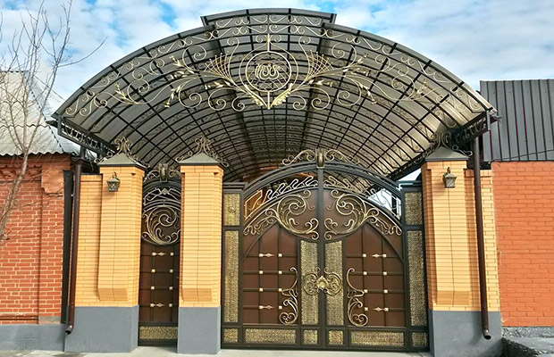 Купить или заказать ворота для дома с навесом - стильные и надежные решения для вашего участка в Анжеро-Судженске от 42374 руб | ВоротМастер-Нжр